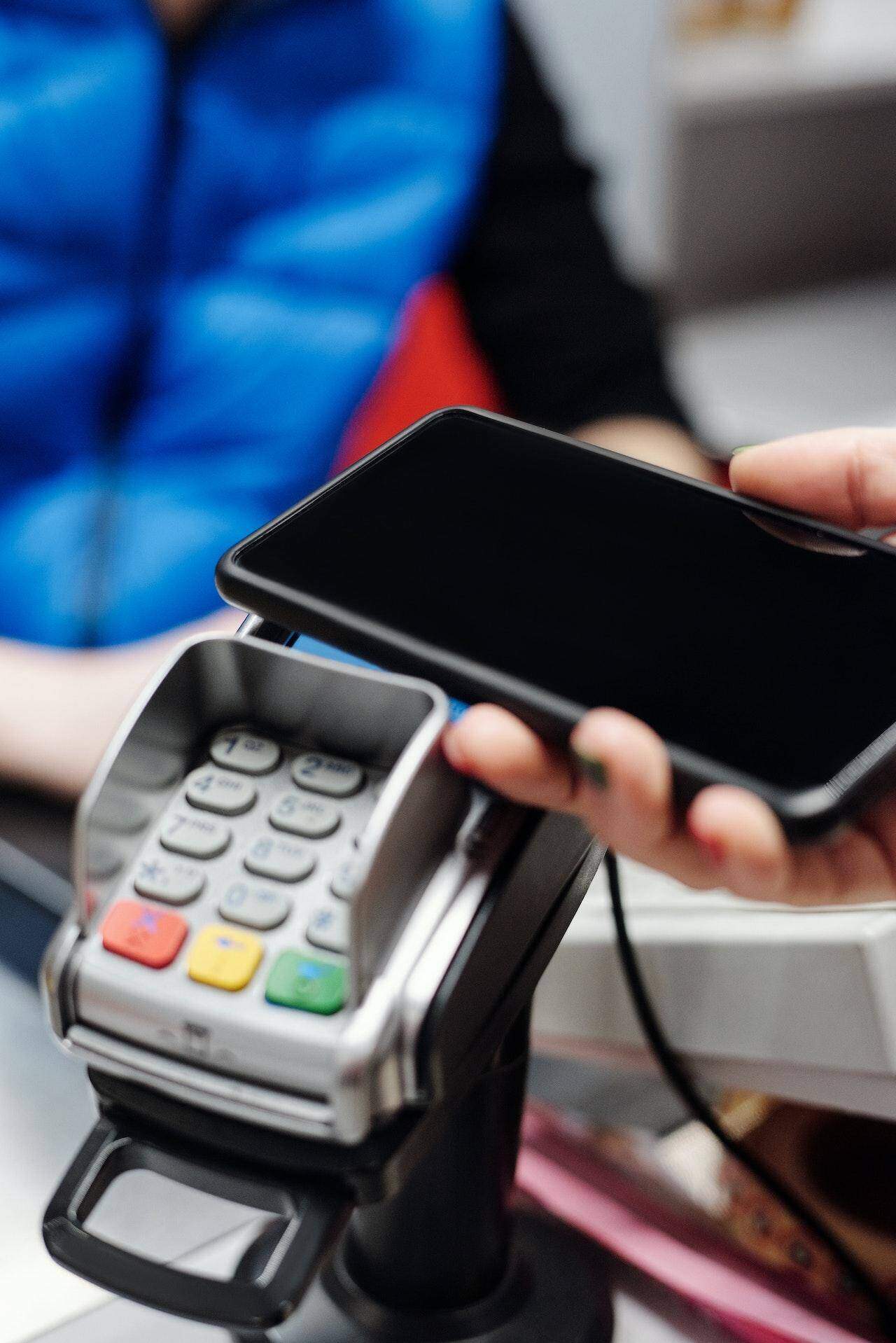 płatność NFC telefonem przy terminalu płatniczym 